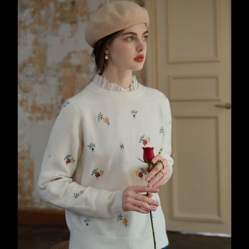 Simple Retro Melody Floral Embroidery Raglan Sleeve Sweater